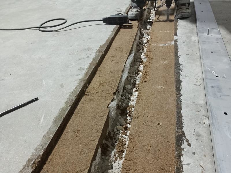Beton zeminde kanal açma — kırıcıyla yatak temizliği ve profil hattının hazırlanması