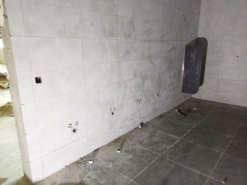 Islak hacimde armatür çıkışları ve gömme rezervuar bağlantılarının tamamlanması