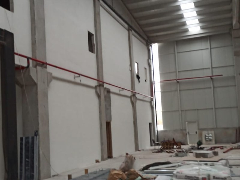 Üretim holünde sprinkler ana kolon hattı — güzergâh, askı ve destek montajı