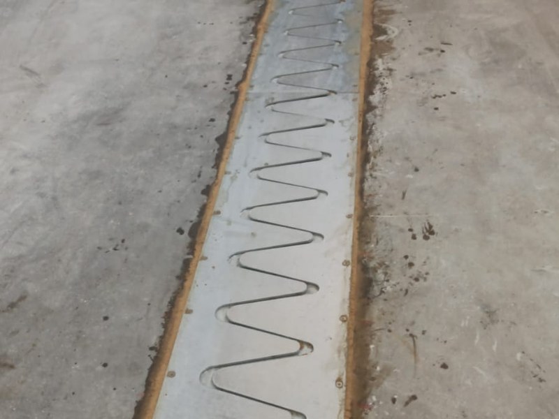 Tamamlanmış dilatasyon derzi — zeminle aynı kotta, forklift trafiğine hazır