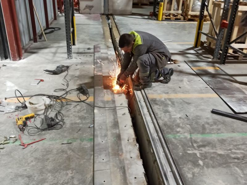 Üretim alanında zemin derz kanalının açılması — kesim ve profil yatağının hazırlanması
